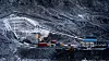 Slik er anleggsplassen ved Svalbard Globale Frøbank, eller Frøhvelvet i disse dager. Fyllingen rundt det ikoniske inngangspartiet erstattes av en helt ny tunnel med innlagte fryserør. Tekniske funksjoner flyttes til servicebygget, til høyre i bildet. Foto: Eirik Helland Urke