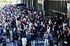 Det samlet seg en stor folkemengde utenfor Barcelona-Sants jernbanestasjon mandag etter at strømbruddet lammet alt av togtrafikk. Foto: Albert Gea/Reuters/NTB