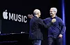 Apple-sjef Tim Cook overlater scenen til Beats-grunnlegger Jimmy Iovine under lanseringen av Apple Music.