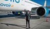 Kaptein og sjefsflyver Johan Boström er fornøyd etter inspeksjonen på Novairs nye A321 Neo. Foto: Eirik Helland Urke