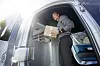 Fremtidens budbilsjåfører trenger ikke å lete etter pakkene. Foto: Daimler AG