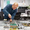 Utvikler fremtiden; Siv. ing. Arild Sakshaug er en av veldig mange ingeniører hos Cisco på Lysaker som utvikler fremtidens videokonferanseteknologi. Foto: Eirik Helland Urke