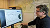 Eirik Selmer ser på websiden for detaljerte transportdata fra et registreringspunkt ved finskegrensen sør for Kautokeino.