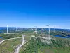 Siden 1990-tallet har Hydro senket utslippene med 70% - men vi jobber mot null. Her fra Tonstad vindpark i sørvest-Norge, med 51 turbiner med en navhøyde på 129,9 meter. Hydro startet drift og vedlikehold i august 2020 og vindkraften brukes til Hydros aluminiumproduksjon i Norge. Foto: Hydro