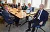 Mekler Carl Petter Martinsen (t.h.), hos Riksmekleren, Siri Bergh fra NHO (t.h.) og forhandlingsleder, Christian Justnes fra Fellesforbundet (t.v.) da den tvungne meklingen startet mandag.