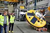 Store dimensjoner: Kai-Ove Skartun(t.v.) fra Statoil og Arve Iversen i Oceaneering har samarbeidet tett om E-ROV-prosjektet. Den ses i bakgrunnen, mens bøya som skaffer 4G-nett fra basestasjonen ses foran. Foto: Tormod Haugstad