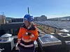 Randi Lekanger, direktør for bærekraft og miljø, peker ut de nyinnflyttende humlene på taket til legevakten. Foto: Vilde Alstad