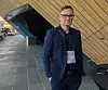 Håkon Iversen fra Cowi la frem en visjon for hvordan Kristiansand kan bli en fullelektrisk storby under Agder Energi konferansen 2019. Foto: Tuva Strøm Johannessen