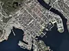 Slik ser Kristiansand ut i dag. Containerhavnen til venstre i bildet skal flyttes, og det skal bygges en ny bydel. Skjermbilde: Kristiansand kommune/Kristiansandkart