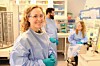 Hanne Haslene-Hox i Sintef forsker for å ta kjøttproduksjonen fra fjøset til laboratoriet. Det gjør hun sammen med blant andre Aman Chahal og Kari Hjelen