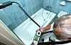 En stikkontakt rett over badekaret, i dusjen (ø.t.v.) kan være en dødsfelle. Spesielt når den ikke har tilstrekkelig jordtilkobling.