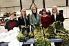 Prosjektleder Veronica Eng (Nr. 2 fra høyre) var til stede på utdelingsstart på Høybuktmoen i fjor. Sjef FMA Gro Jære til venstre for Eng. Foto: Torbjørn Kjosvold / Forsvaret