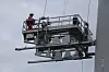 Komplisert malearbeid: Maling i 60 meters høyde ga Statkraft en rekke utfordringer, ikke bare av HMS-karakter. Malerne opphold seg i denne 'kurven' mens de malte rotorbladene.