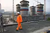 Kværner har levert betongplattformen Sakhalin 1 som nå står i is nord for Sakhalin-øya på østkysten av Russland. Beltet med farger fra det russiske flagget er isforsterket. Byggingen startet i tørrdokk i Vladivostok i 2010 og i 2012 ble den slept ut til feltet. Bilde: Tore Stensvold