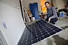 I garasjen ligger 28 moduler med standard solpanel. Til neste år skal Mikkelsen montere solcellene i lav vinkel på det flate taket.