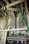 Elektriker Geir Mikkelsen anslår at el-installasjonene han har utført på egen hånd, ville kostet rundt en halv million kroner om han skulle fått andre til å utføre den.