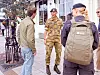 Forsvarssjefen er en populær mann under Arendalsuka. Her er en tidligere vernepliktig soldat i samtale med Kristoffersen. Foto: Mathias Brandt
