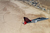 Det aller første T-7 Red Hawk-flyet som ble levert, flyr her over Rogers Dry Lake ved Edwards Air Force Base i California.