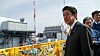 Japans statsminister Shinzo Abe besøkte atomkraftverket i Okuma søndag. Her står Abe utenfor reaktor nummer 2 (til venstre) og nummer 3 (til høyre).