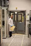 Prosessen foregår inne i rent-rommet, hvor alle som oppholder seg må kles i rene drakter. Et støvkorn eller fettflekk kan ødelegge vinduet.