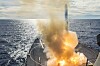 Et Tomahawk kryssermissil skytes opp fra den amerikanske missiljageren USS «Mustin» under en øvelse i 2014.