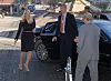 METTE-MARIT: Kronprinsesse Mette-Marit hopper ut av bilen og løper i møte med ordfører Per Ditlev-Simonsen, før de sammen går opp den røde løperen for å høre på hva Christer Fuglesang og de andre astronautene har å fortelle.