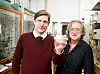 Professor Pål Rongved (til venstre) og siv.ing. i kjemi, dr. Alexander H. Åstrand ved Farmasøytisk institutt ved Universitetet i Oslo har utviklet det komplekse molekylet som kan fjerne resistens-mekanismen i bakterier. Foto: Eirik Helland Urke