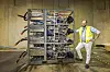 Thor Humerfelt, direktør for brenselcellesystem og -arkitektur, med prototypen på en marinifisert versjon av brenselcelle. Foto: Arash A. Nejad