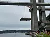 Første bruelement på 171 tonn heises på plass i midtspennet av nye Grenlandsbrua.