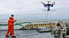 FISKEDRONE: Fartøysjef og gründer Pouyan Hamidiasl og pilot Henning Pedersen på tokt i Nordsjøen. Dronen har et ekkolodd hengende i en kabel under seg.