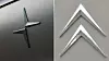 Polestars logo til venstre, Citroëns til høyre.