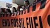 Demonstranter krever en slutt på produksjon og bruk av fossil energi på klimatoppmøtet i Dubai.