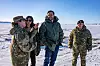 Oberst Susannah Meyers, til venstre, er blitt fjernet fra stillingen som sjef for USAs militærbase på Grønland. Her avbildet med visepresident J.D. Vance og kona Usha Vance under ekteparets nylige besøk til øya.