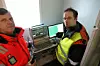 Slik ser det ut, signalet Knut Pettersen fra Statens vegvesen og Peter Thomas fra Christian Michelsen Research analyserer etter at kjøretøyet har passert. Foto: Statens Vegvesen