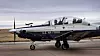 En Euro-NATO Joint Jet Pilot Training program-flyger i baksetet på en T-6A Texan II mens en F-35A lander i bakgrunnen på Sheppard flystasjon. Foto: John Ingle