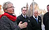 Liv Signe Navarsete sammen med Audun (f.v) og Arne Asphjell som er henholdsvis daglig leder og styreleder i Ecotaxi, samt direktør Lars Skrøvseth i Trøndertaxi.