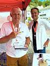 Teknisk ukeblads journalist fikk raskt påmontert en ECG247 hjertesensor på torget i Arendal. Lege Edvard Liljedahl Sandberg fra Sørlandet sykehus bruker sensoren i sitt doktorgradsarbeid på hjerterytmeforstyrrelser. Foto: Trude Vollen