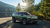 Rivian R1S er en 5 meters SUV med sju seter og batteri på inntil 180 kilowattimer.