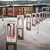 Ved kjøpesenteret Strandtorget i Lillehammer sto Tesla-ladere under vann etter ekstremværet. Foto: Eirik Helland Urke