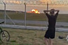 En gutt fortviler mens han ser F-16-flyet som styrtet på Sadków-flybasen ved Radom i Polen torsdag.
