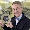 Stort i smått: Henrik Jakobsen med en silisiumskive med sensorer laget i laboratoriet. Foto: Håvars Solerød