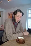 100 ÅR: Martin Andersen forklarer detaljert hvordan han fikk ideen etter å ha flyttet til Rjukan fra Oslo. Da han presenterte sin i ide for kommunen fikk han bekreft at det første gang ble lansert en lignende ide for snart 100 år siden.