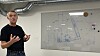 Oppfinner og gründer Bendik Bø i Worldpower Energy, her ved en tidligere anledning, med en skisse som illustrerer hvordan undervannsinstallasjonen utnytter oppdrift i vann til å lage energi. - Akademia har ikke forstått virkelighetens fysikk, svarer Bø kritikerne.