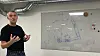 Oppfinner og gründer Bendik Bø i Worldpower Energy, her ved en tidligere anledning, med en skisse som illustrerer hvordan undervannsinstallasjonen utnytter oppdrift i vann til å lage energi. - Akademia har ikke forstått virkelighetens fysikk, svarer Bø kritikerne.