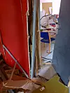 LETTE KONSTRUKSJONER: Dette kontoret i S-blokka viser hvordan det er mest lette konstruksjoner som er skadd og rasert.