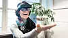 Administrerende direktør Kimberly Lein-Mathisen i Microsoft Norge fikk prøve Hololens 2 for første gang mandag. Foto: Eirik Helland Urke