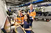 Flyarbeider Yanisa Eriksen i SAS Ground Handling (SGH) er blant dem som har tatt i bruk BLFlow, som hun her bruker på en PC, mens Kjetil Aune og Fredrik Berg-Nielsen ser på.