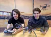 Sondre Hatlestad (t.v.) og John Daniel Castagna går fjerde semester på ingeniørutdanningen i droneteknologi ved UiT Norges arktiske universitet. Her viser de frem bicopteret de har laget i faget Dronesystemer 2 dette semesteret. Foto: Bernt Inge Hansen