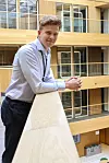 – Kompetansen vi har, er ettertraktet, men det er ikke så mange som vet at vi finnes, sier droneingeniør Simen Husby i Bærum kommune. Ved siden av jobben tar han en master i ingeniørdesign og har konsulentkontrakter både med Forsvaret og Norce. Foto: Mona Strande
