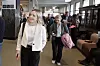 Samferdselsbyråd i Oslo Marit Vea varsler at hun vil gå inn i vurderingene Sporveien gjorde da de ga milliardkontrakt til CAF. Bak til høyre går Birte Sjule, konsernsjef i Sporveien. Bildet er fra et møte i april om Unibuss. Foto: Arash A. Nejad
